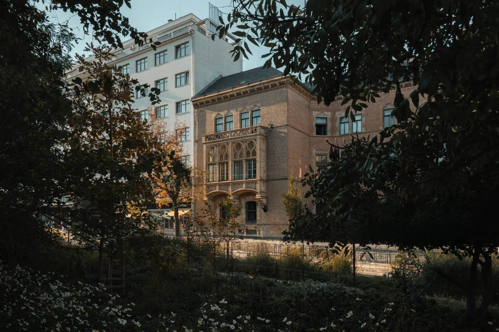 Berglův palác z parku na Moravském náměstí